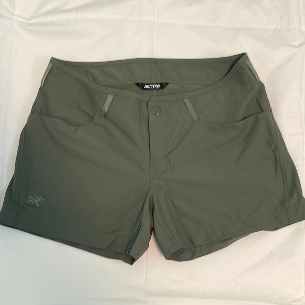 Arcteryx Women’s Creston Shorts - 4.5 in inseam - Size 10